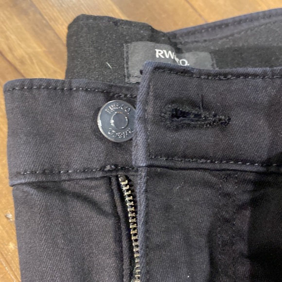 RW&CO Slim-Leg Super Stretch Pant - Black size 33x32 - Picture 9 of 14